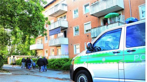 Gegen 9 Uhr durften am Samstag die Bewohner von zwei Wohnblöcken wieder in ihre Wohnungen zurückkehren. Sie waren gegen 4 Uhr morgens evakuiert worden, als ein Sondereinsatzkommando der Polizei die Wohnung des „Bombers von Waldkraiburg“ durchsuchte. Fotos  Eß