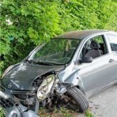 Mit Auto gegen Baum