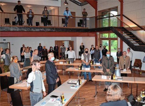 Gemeinderatssitzung in Corona-Zeiten: Zur Vereidigung der der neuen Gemeinderäte hatten sich aus Solidarität auch die alten Räte erhoben.Foto blum