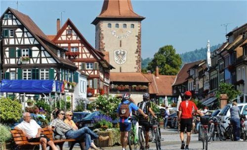 Gengenbach ist eine von 30 malerischen Fachwerkstädtchen entlang der sternförmigen Regionalroute in Süddeutschland. Foto djd/Deutsche Fachwerkstraße/D. Wissing