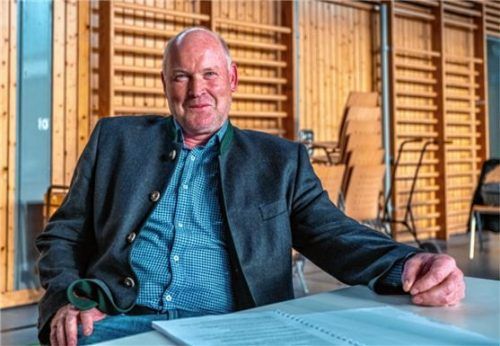 Georg Strein (ÜPW) aus Egernbach bei seiner letzten Gemeinderatssitzung nach 30 Jahren im Amt. Er war Mitglied im Bauausschuss, zeitweise Dritter Bürgermeister und Vorsitzender des Rechnungsprüfungsausschusses.Foto  Nitzsche