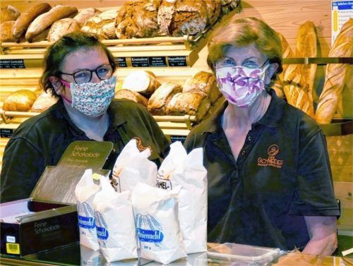 Gertraud Schneider, Inhaberin der Bäckerei Schneider (rechts), mit Tochter und Getchäftsführerin Stefanie Tschappella (links) freut sich, dass viele Kieferer die heimischen Produkte aktuell sehr schätzen. Fotos Hoffmann