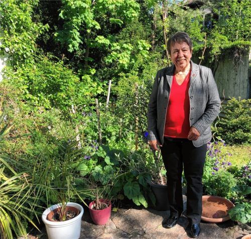 Grüne Oase: Dr. Beate Burkl verbringt die neu gewonnene Zeit unter anderem sehr gerne in ihrem Garten. Foto Heise