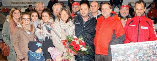 Günther Grübl anlässlich seines 25-jährigen Jubiläums mit seiner Frau Rosi, seiner Familie, seiner Fußball-Familie und BFV-Präsident Rainer Koch.