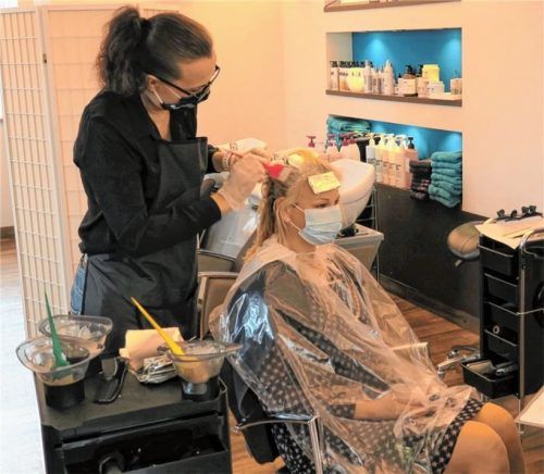 Haare färben klappt im Salon von Daniela Niklas auch mit Mundschutz. Foto Baumann