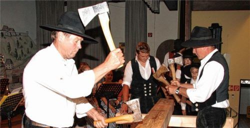 Hans Unterforsthuber (links) beim „Firstbaum-Klopfa“ zur Feier des 300-jährigen Bestehens des Zimmerervereins in Kraiburg.Foto  Mehling
