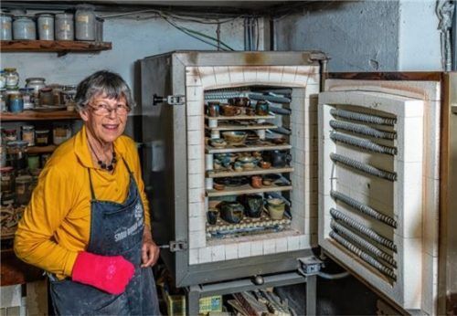 Helga Bauer kurz vor ihrem 80. Geburtstag in ihrer geliebten Werkstatt.Foto Nitzsche