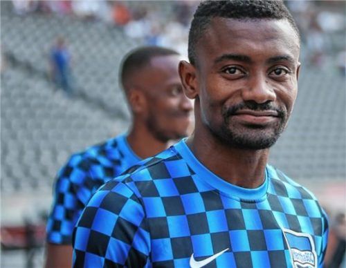 Hertha-Stürmer Salomon Kalou hat mit einem Video die Bundesliga in Erklärungsnot gebracht. Sein Verein hat den Spieler, der sich für sein Verhalten mittlerweile auch entschuldigt hat, vorläufig suspendiert. Foto dpa
