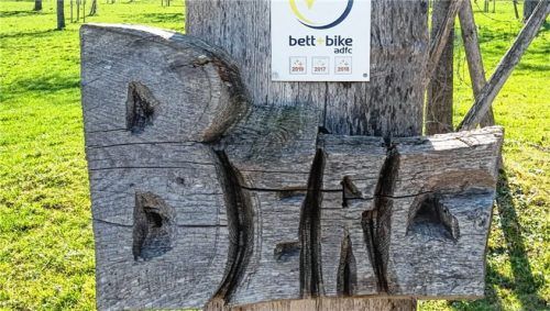 Hier weiß man, wo man ist: Die geschnitzte Ortsbezeichnung findet sich in Berg in der Gemeinde Bad Feilnbach.Foto Höfer