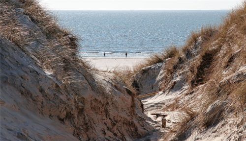 Hinter den Dünen erschließt sich ein kilometerlanger Strand aus feinem weißen Sand. Foto Kurt Sohnemann