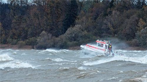 Hohe Wellen schlug der Chiemsee am Samstagnachmittag. Auch für die Wasserwacht, die wegen Corona derzeit weniger ehrenamtliche Helfer bereit hält als sonst, eine Herausforderung. Fotos Wasserwacht Chiemsee/DLRG Traunstein/Wasserschutzpolizei Prien