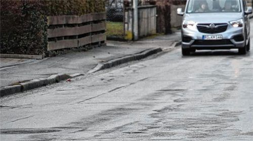 Hoher Sanierungsbedarf: Die Schlößlstraße in Westerndorf St. Peter ist in sehr schlechtem Zustand.Foto SChlecker