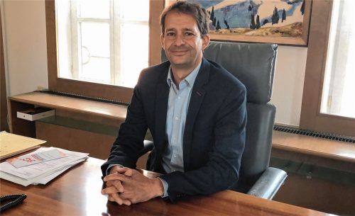 „Ich will ein Oberbürgermeister für alle sein“, sagt Andreas März, der in seinem Büro am Schreibtisch sitzt.Foto Re