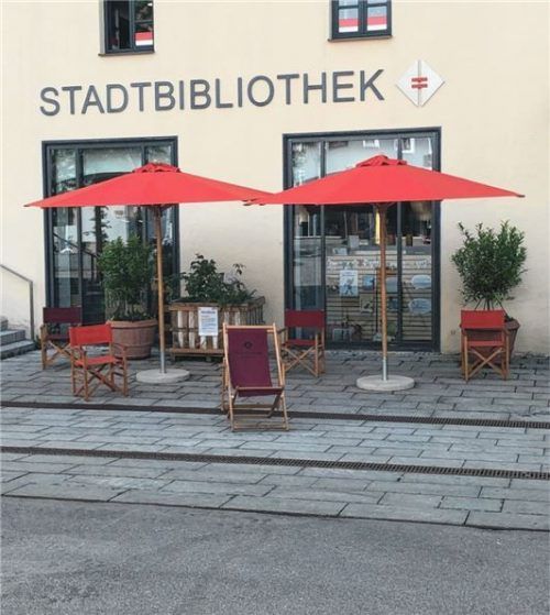 Idylle pur: Bei schönem Wetter stehen Liegestühle und Sonnenschirme vor der Rosenheimer Stadtbibliothek. Die Hochbeete sorgen für ein Gartengefühl. Fotos re