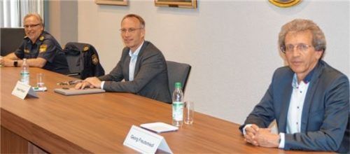 Im Gespräch mit der türkischen Gemeinde (von links): Polizeipräsident Robert Kopp, Bürgermeister Robert Pötzsch und Oberstaatsanwalt Georg Freutsmiedl.Foto  Grundner