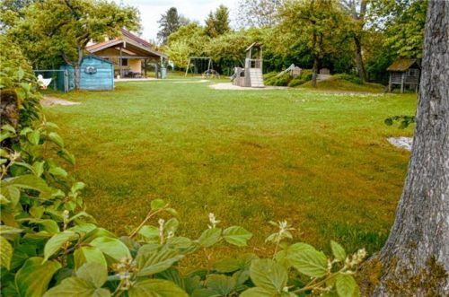 Im Grünen oder an der Straße, beide Standorte sind für den Neubau der Villa Sonnenschein möglich, denn beide Grundstücke gehören der Gemeinde Eggstätt. Ein runder Tisch soll die Lösung bringen. Fotos  ammelburger