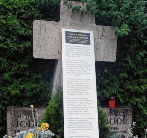 Im Juli 2019 hatten der Aktionskünstler Wolfram Kastner und etwa 50 Gleichgesinnte gegen das Ehrenmal für Kriegsverbrecher Alfred Jodl protestiert. Foto privat