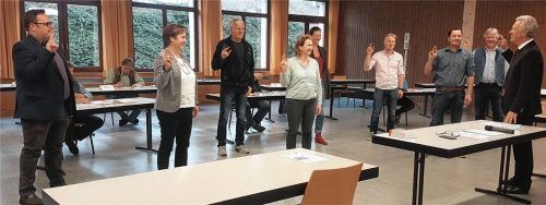 Immer schön Abstand halten: die neuen Gemeinderäte Stephan Frai (CSU/Parteifreie Wähler), Brigitte Neugebauer (CSU/Parteifreie Wähler), Georg Hofstetter (ÜWG), Irmgard Parzinger (AfG), Regina Schmidmaier (ÜWG), Martin Freiberger (CSU/Parteifreie Wähler), Johann Bauer junior (CSU/Parteifreie Wähler) und Bernhard Maicher (AfG; von links), bei ihrer Vereidigung durch Bürgermeister Rudolf Leitmannstetter (rechts). Foto Rieger