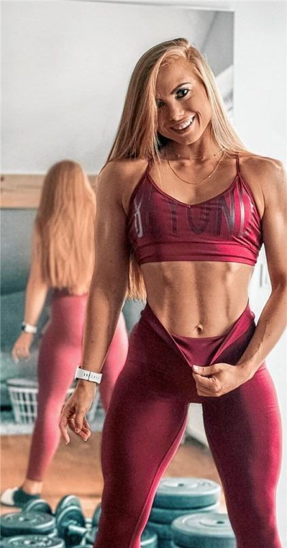 Improvisiertes Fitnessstudio: Ein Bild aus dem Wohnzimmer von Franziska Lohberger. Die Resonanz auf Instagram: 9797 Likes und 147 Kommentare. Fotos privat
