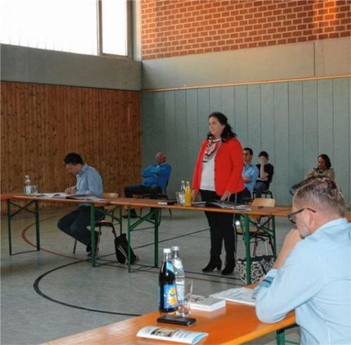 In der Turnhalle legte Heldensteins Bürgermeisterin Antonia Hansmeier ihren Eid ab.Foto  Lohmann