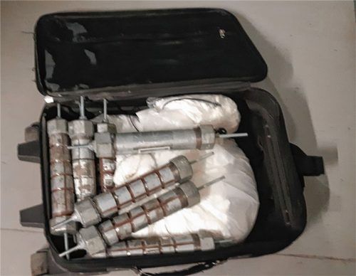 Bei seiner Verhaftung führte der damals 25-Jährige mehrere Rohrbomben in einem Trolley mit sich.