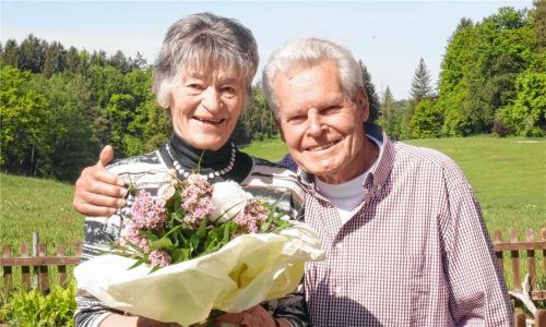 In Liebe verbunden: Marille und Eduard Stiftl aus Eggstätt sind seit 65 Jahren verheiratet. Ein Rezept für eine lange Ehe gibt es laut den beiden jedoch nicht.Foto elk