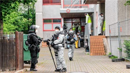 In Schutzanzügen ging es an die Teilräumung der Unterkunft.