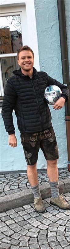 In Tracht gingen Thomas Leberfinger und seine Mitspieler aus Buchbach zum Blutspenden.