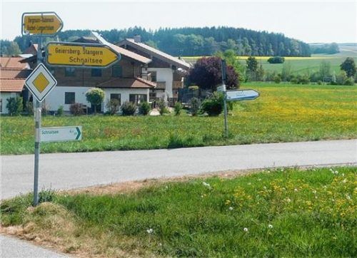 In Waldhausen werden von der Abzweigung nach Schnaitsee bis entlang der Südseite des bisherigen Baugebiets (rechts) 20 Häuser entstehen.
