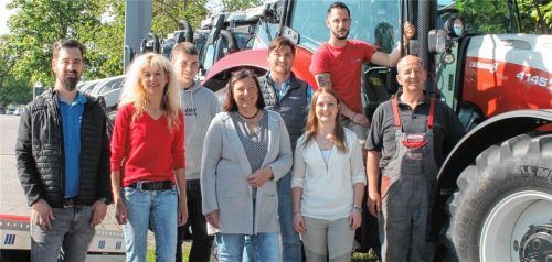 Jeder Einzelne ist Teil eines großen Ganzen: Johannes Schmidt, Angi Eder, Severin Haas, Beate Hüter, Josef Lechner, Rosi Kirchberger, Maximilian Graf und Dominik Gambos von der Eder GmbH Tuntenhausen (von links) – das Bild entstand vor der Corona-Pandemie. Foto  Kunert