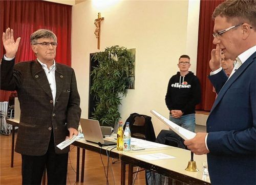 Josef Rester als ältestes Mitglied (links) nahm dem neuen Bürgermeister Josef Niedermeier junior den Amtseid ab.