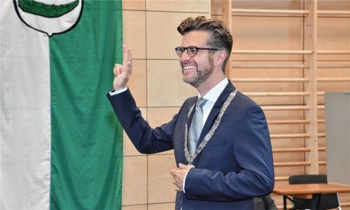 Karl Mair (Parteifreie Bürger) legte strahlend seinen Amtseid als neuer Bürgermeister von Stephanskirchen ab. Der „Alterspräsident“ des Gemeinderates, Gerhard Scheuerer, leitete die Zeremonie. Fotos Schlecker