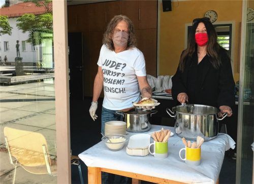 Kochen jeden Dienstag rund 70 Mittagessen: Bernd und Snezana Wallner, Leiter des Schülercafés Fürstätt. So kommen sie trotzdem mit ihren Schützlingen in Kontakt, die in Zeiten von Corona den Jugendtreff des Stadtjugendrings nicht betreten dürfen. Foto Schöne