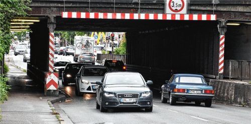 Kritisches Nadelöhr ist die Eisenbahnunterführung in der Kufsteiner Straße. Wie und wann es mit dem Ausbau weitergehen wird, ist noch offen. Foto Schlecker