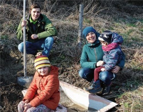 Landwirt Martin Brunnhuber hat mit seiner Partnerin Elisabeth Hintereder und den Kindern Josephine und Philomena Unkenbecken in der Nähe einer Rinderweide in Pürten eingegraben und damit spezielle Laichgewässer für diese stark bedrohte Amphibienart geschaffen.Fotos  Zahn