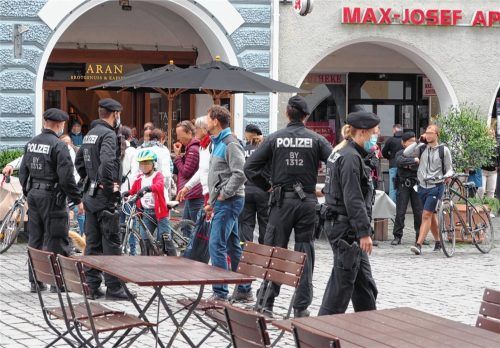 Leere Tische, großes Polizeiaufgebot: Rund 70 Beamte sahen am Samstag in der Rosenheimer Innenstadt nach dem Rechten. In erster Linie sollten sie verhindern, dass es zu größeren Menschenansammlungen kommt. Diese Mission hat die Polizei problemlos erfüllt.Foto  aerzbäck