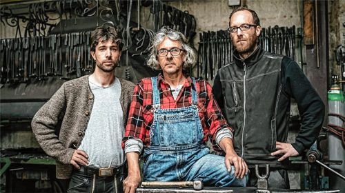 Lehrmeister und seine Nachfolger: Kunstschmied Thedy Metzler (Mitte) übergibt seine Schmiede am 1. Juni an Luca Distler (links) und Florian Pichler (rechts). Distler hatte seine Lehre in Metzlers Schmiede abgeschlossen. Jetzt zieht das Messer-Werk dorthin um.Foto Manuel Übler