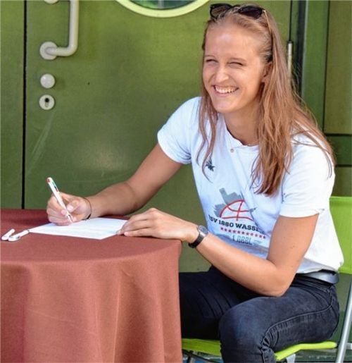 Leonie Fiebich hat gut lachen: Die Nationalspielerin hat ihre Zukunft geklärt und bleibt noch eine Saison beim TSV Wasserburg.Fotos Hörndl