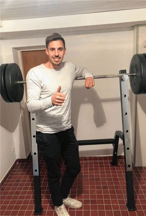 Lukas Jastraunig, Tennisspieler des Bundesliga-Aufsteigers TC 1860 Rosenheim, hat sich im Keller ein kleines Fitnessstudio eingerichtet.Foto privat
