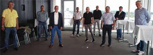 Männer der ersten Stunde: Zum 20-jährigen Bestehen der Starbulls Rosenheim trafen sich Richard Diebald, Ingo Dieckmann, Andreas Peters, Mondi Hilger, Siegfried Bernegger, Josef Schlosser, Karl Aicher, Peter Grubauer und Wilhelm Graue (von links).Fotos Ruprecht