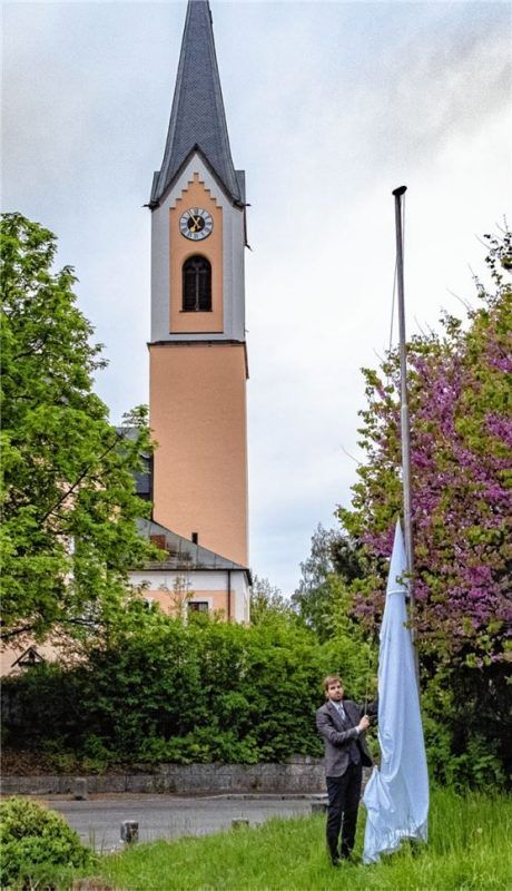 Mahnung am Fahnenmast: Bürgermeister Simon Hausstetter erinnert an das Kriegsende. Foto Thomae