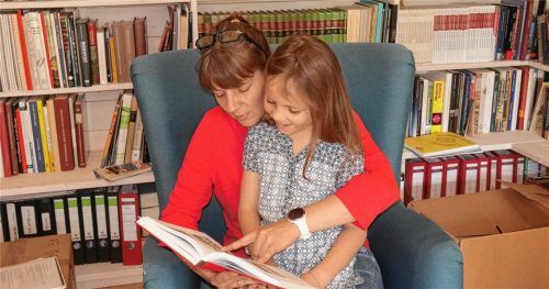 Mehr Zeit für die Familie dank Homeoffice hat jetzt Dozentin Natascha Mehlers. Hier liest sie mit ihrer siebenjährigen Tochter Smilla.Foto elk