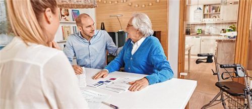 Menschen mit Demenz brauchen oft besonders viel Unterstützung. Eine fachkundige Pflegeberatung hilft bei der Organisation und kann auch die Angehörigen stärken. Besonders wichtig: Mit dem Erkrankten reden – nicht über ihn. Foto djd/compass private pflegeberatung