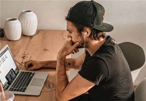 Michael Baindl, der viel am Laptop arbeitet und vorbereitet.
