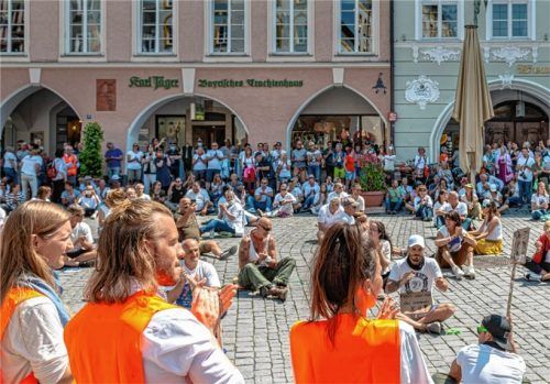 Mit Abstand und ohne: Einige der Demonstranten halten sich an den Sicherheitsabstand, andere nicht. Die Ordner greifen offensichtlich nicht ein.