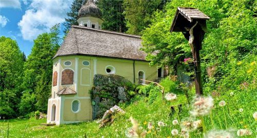 Mit dem Pfingstsonntag endet die Osterzeit. Christen feiern die Aussendung des Heiligen Geistes und damit die Geburtsstunde der Kirche. Gerade an diesen Tagen ist die Ölbergkapelle im Bergsteigerdorf Sachrang ein einladender Ort zum Innehalten, Ruhefinden und Kraftschöpfen. Die noch nicht gemähten Wiesen in ihrer Fülle tragen das ihre zu einer inneren Einkehr bei. Foto H.reiter