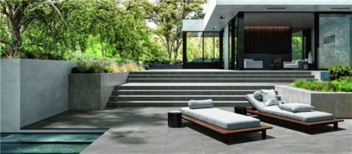 Mit Fliesenbelägen schafft man einen harmonischen Übergang vom Outdoor-Bereich ins Haus. Foto djd/Deutsche-Fliese.de/Engers