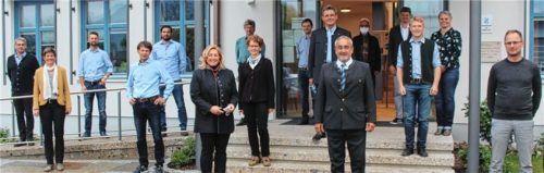 Mit gebührendem Abstand von 1,5 Metern präsentiert sich Nußdorfs neuer Gemeinderat, der sich stark verjüngt hat, vor dem Rathaus.Foto Steffenhagen