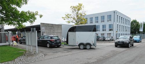Viele Bürger bringen Müll und Co. zum Kolbermoorer Wertstoffhof: Dort gilt für die Mitarbeiter die Anweisung des Landratsamtes, Masken zu tragen. Foto Baumann