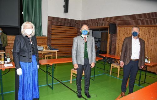 Mit Mundschutz und zum Teil Handschuhen bei der konstituierenden Sitzung: Bürgermeister Olaf Kalsperger mit seinen Stellvertretern Monika Marx und Wolfgang Rechenauer (rechts). Foto Ruprecht